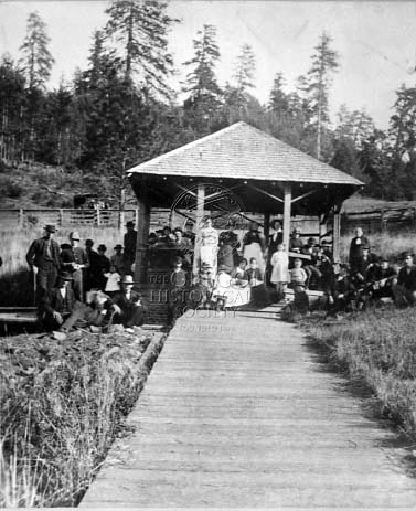 image-888868-UNIDENTIFIED_GROUP_GATHERS_AT_THE_SPRING_HOUSE_AT_SODAVILLE_MINERAL_SPRINGS-c9f0f.jpg